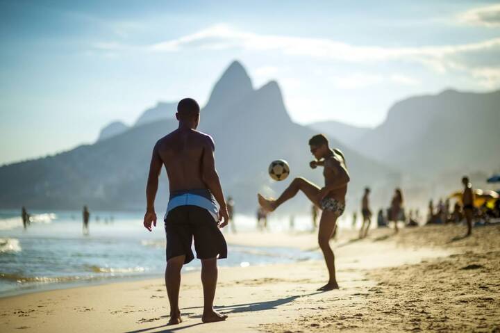Als die portugiesischen Einwanderer kamen, konnte sich der Fußball Brasiliens endlich entfalten Brasilien Fußball Strand