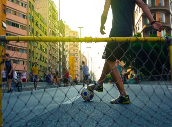Noch heute spielt man Fußball auf den Straßen São Paulos Brasilien Straßenfußball